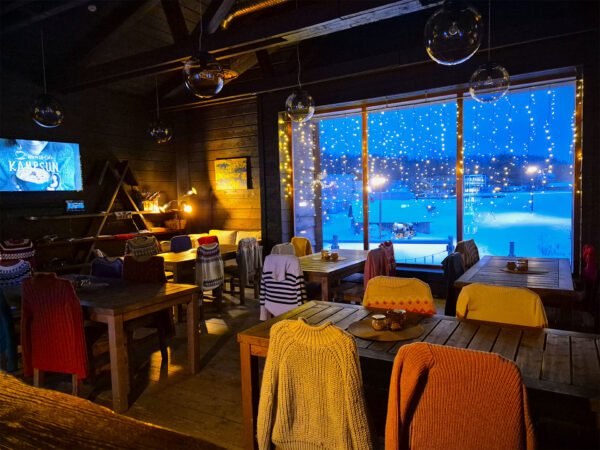 Kohvik KAMPSUN suur saal õhtul